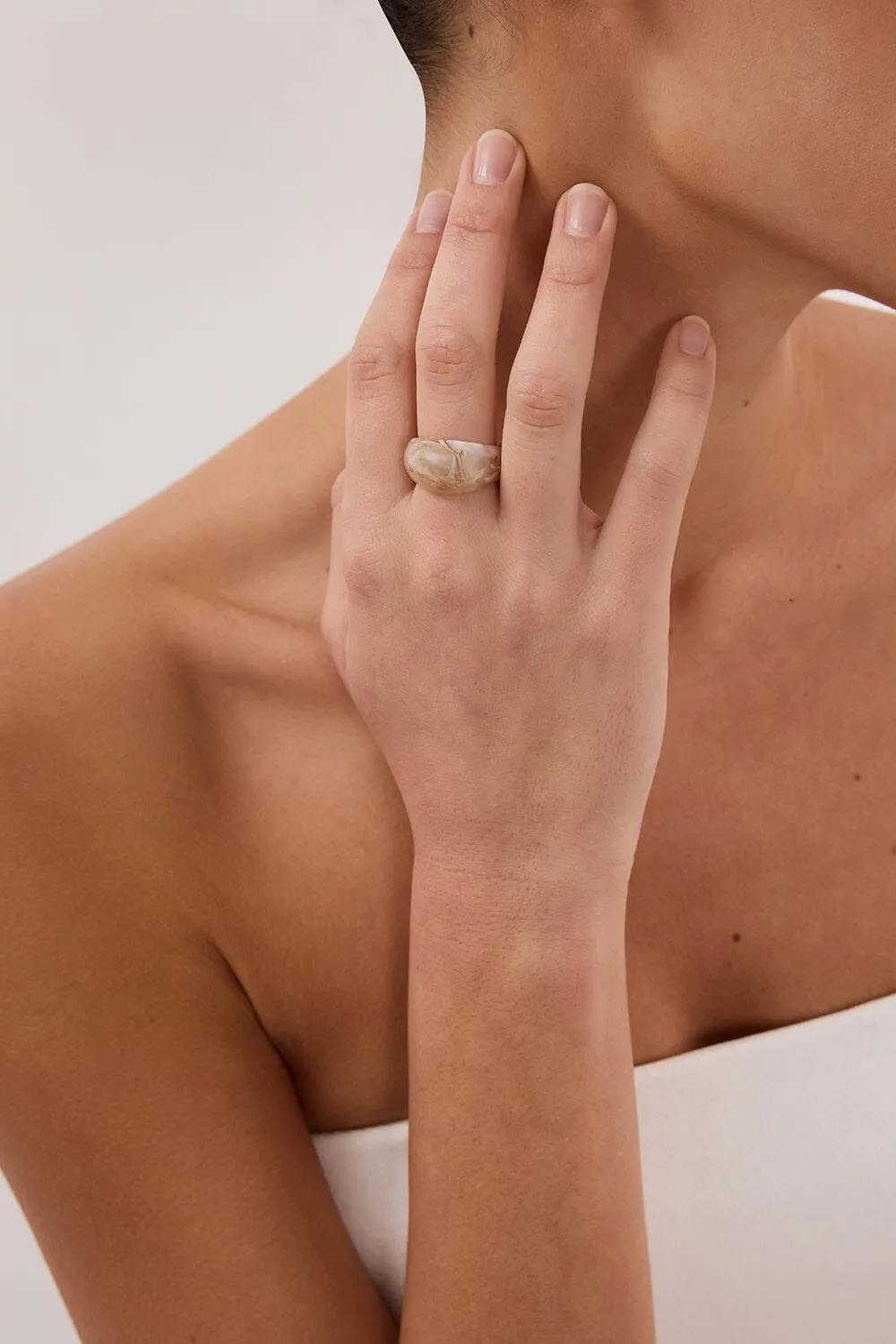 NOAH THE LABEL CREAM CHUNKY RESIN RING