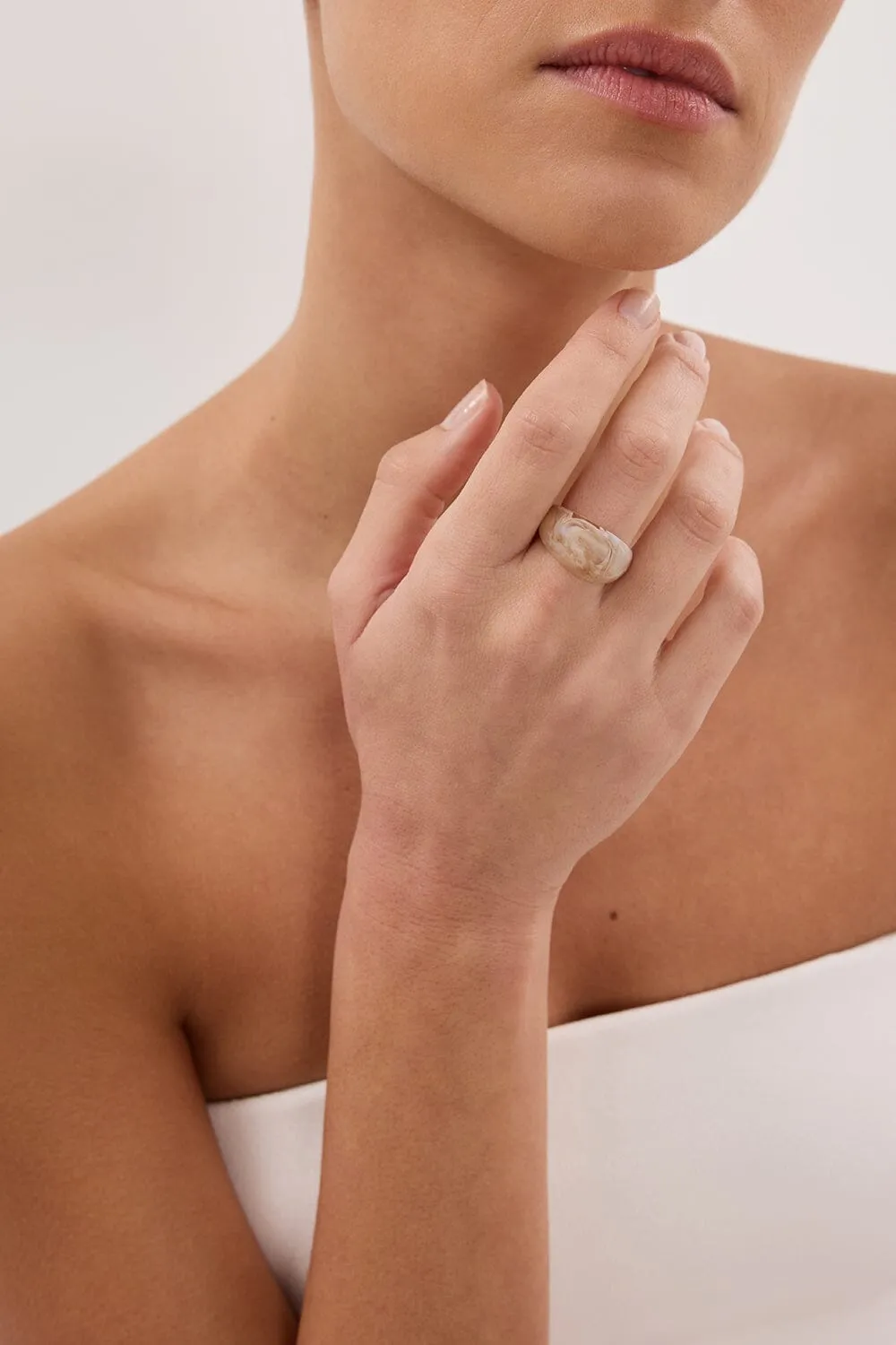 NOAH THE LABEL CREAM CHUNKY RESIN RING